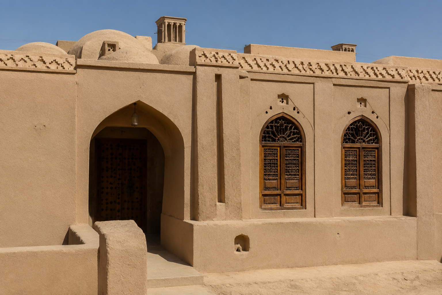 کاهگل بم در نمای سنتی خانه بومی با بافت کویری و معماری اصیل